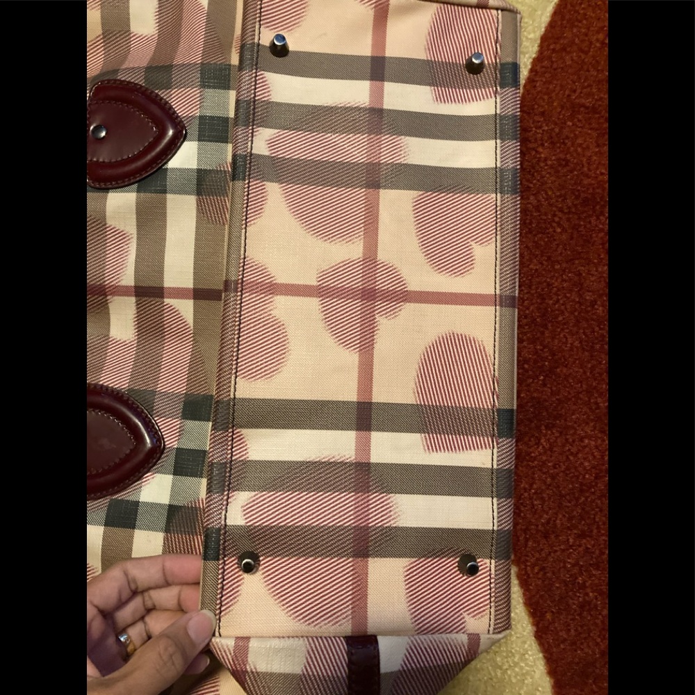 💯 Authentic red Burberry Hearts limited edition. - Picture 7 of 11
